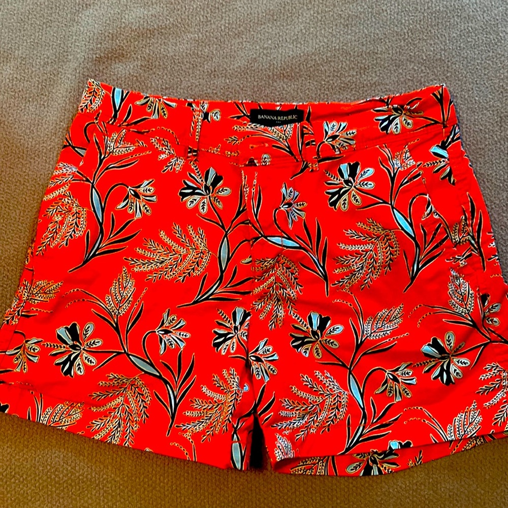 Banana Republic Size 4 orange and navy blue floral print shorts